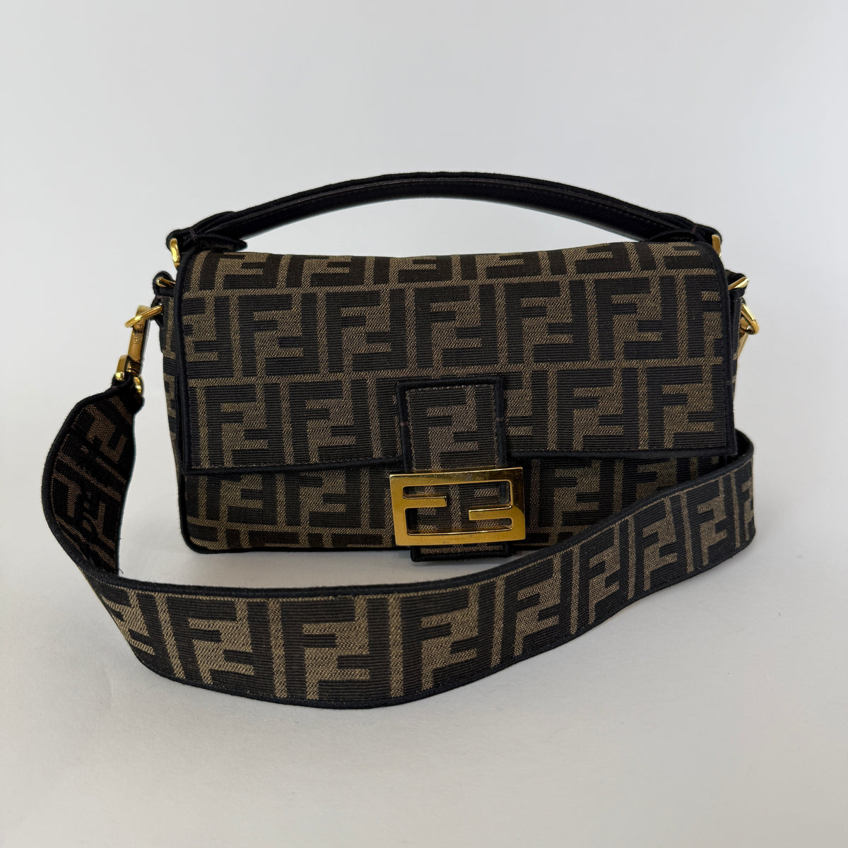 Baguette Medium — FF Jacquard — Gold-Tone Hardware
