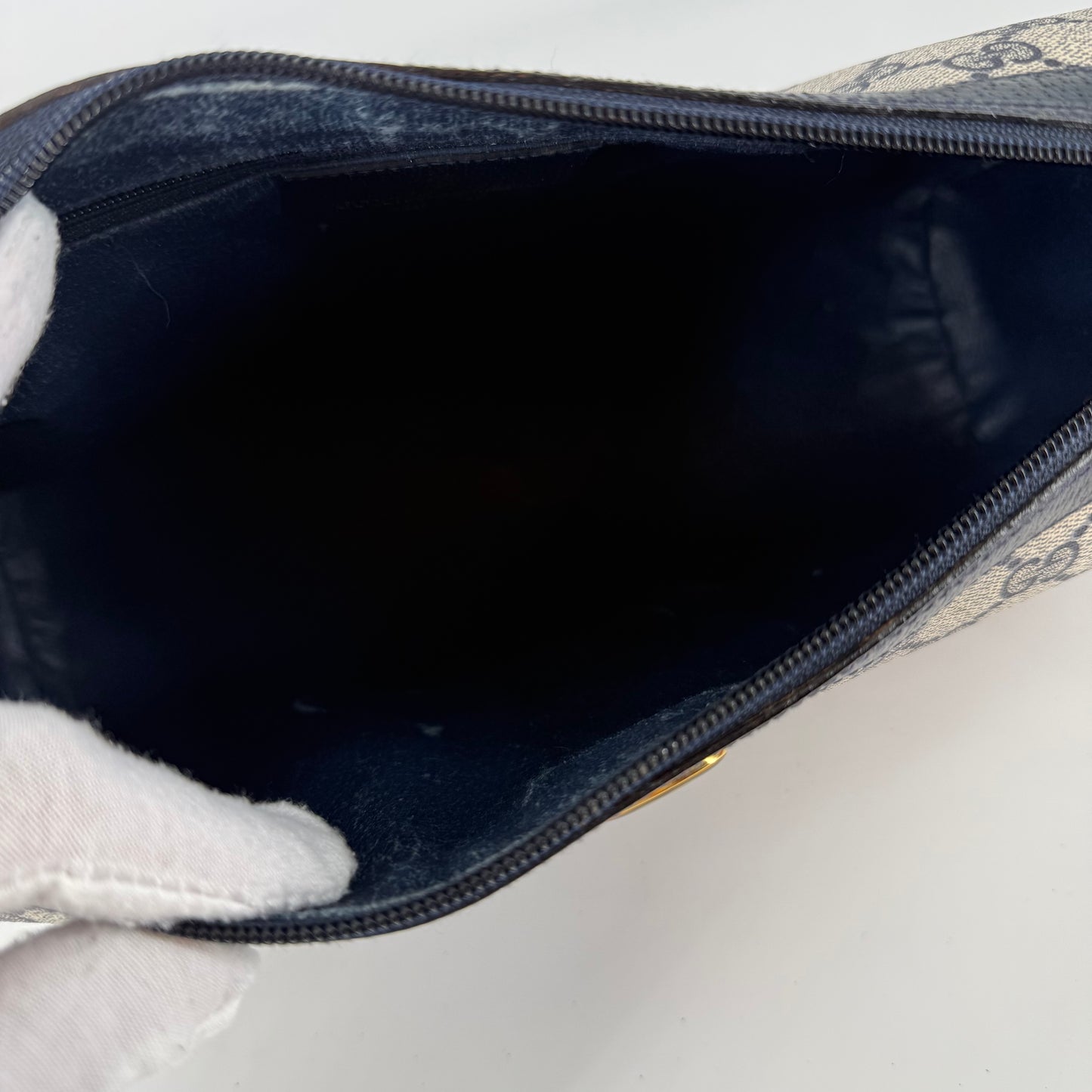 Gucci – GG Supreme Shelly Crossbody Bag