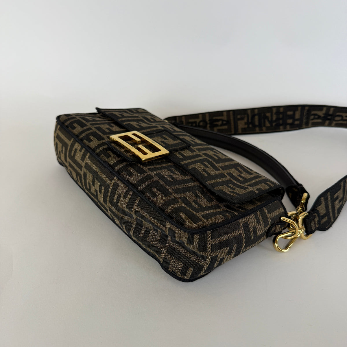 Baguette Medium — FF Jacquard — Gold-Tone Hardware