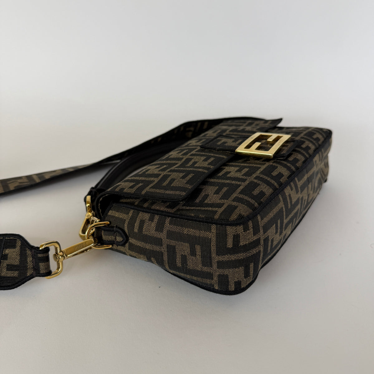 Baguette Medium — FF Jacquard — Gold-Tone Hardware