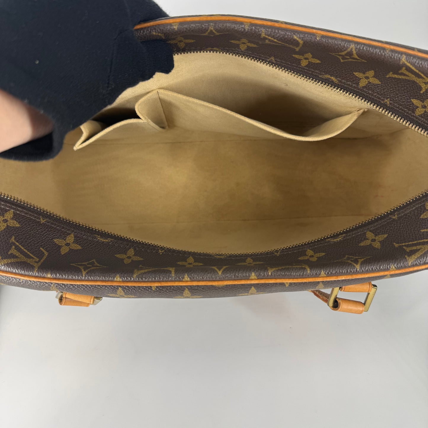 LOUIS VUITTON Cité GM