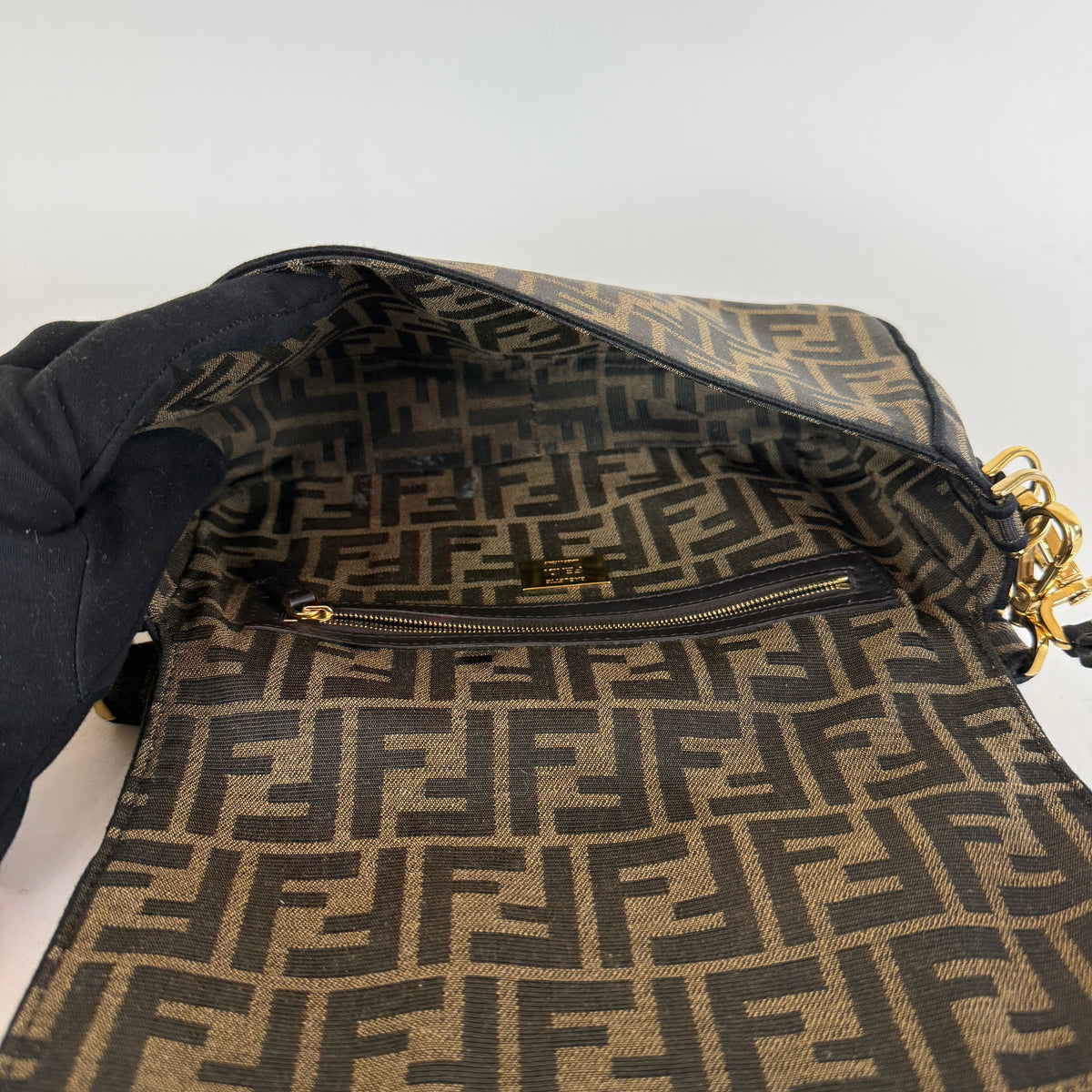Baguette Medium — FF Jacquard — Gold-Tone Hardware