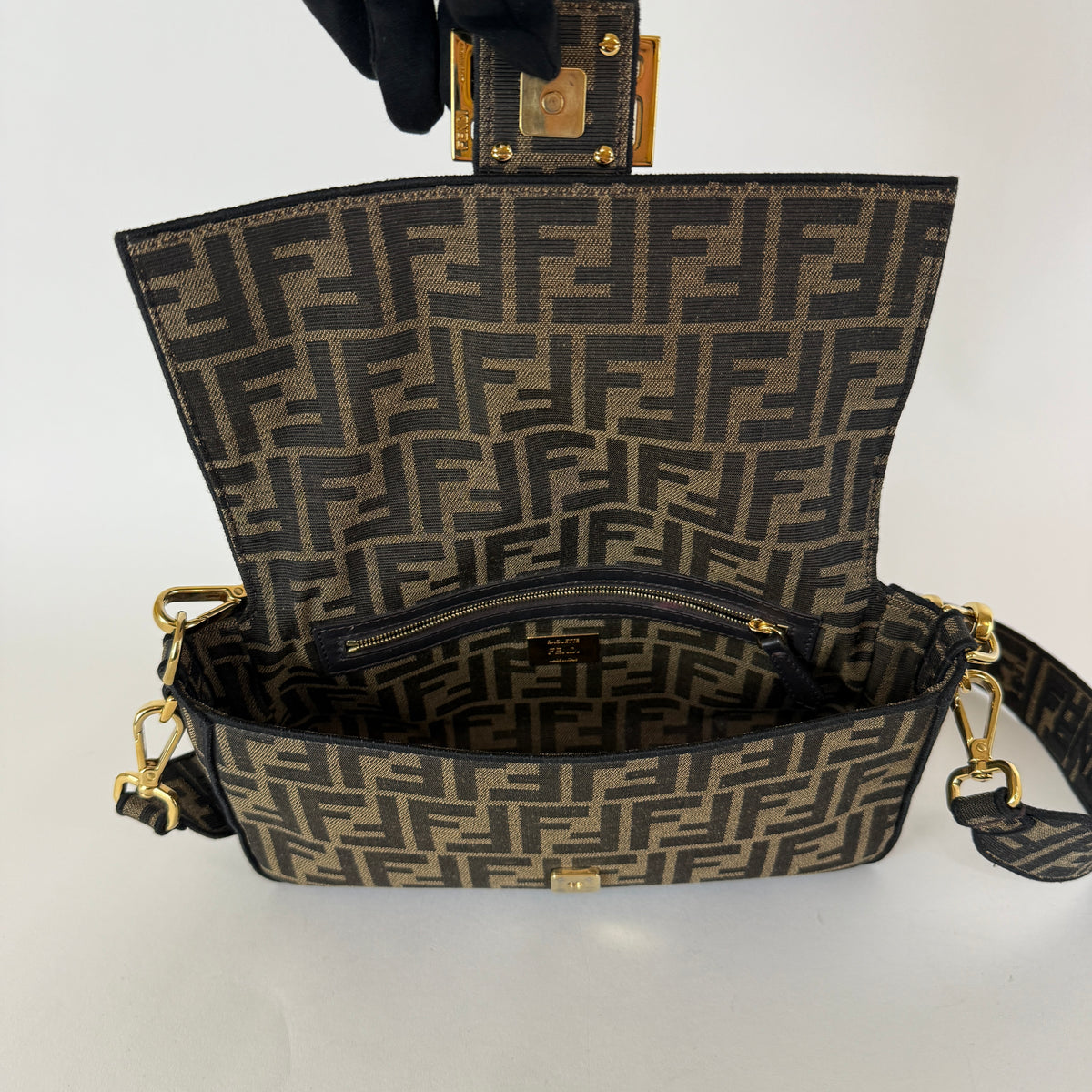 Baguette Medium — FF Jacquard — Gold-Tone Hardware