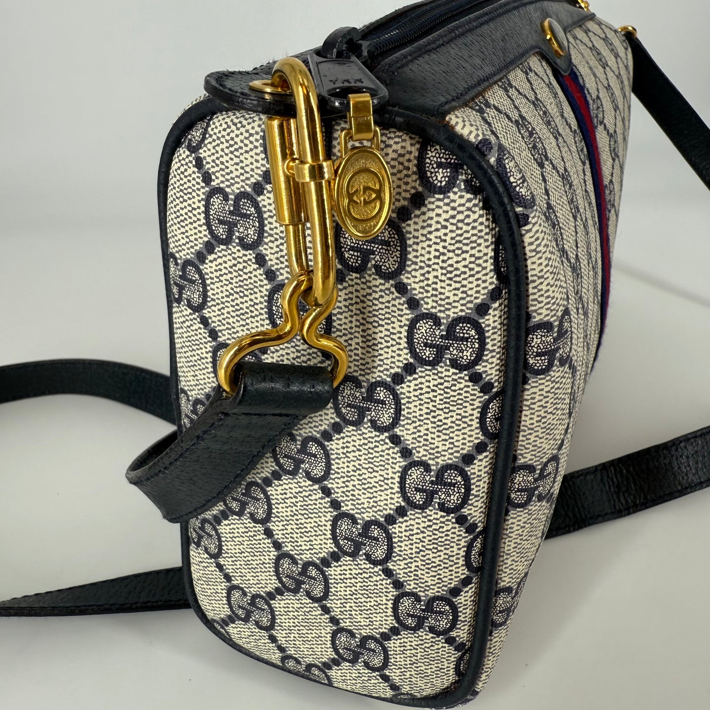 Gucci – GG Supreme Shelly Crossbody Bag