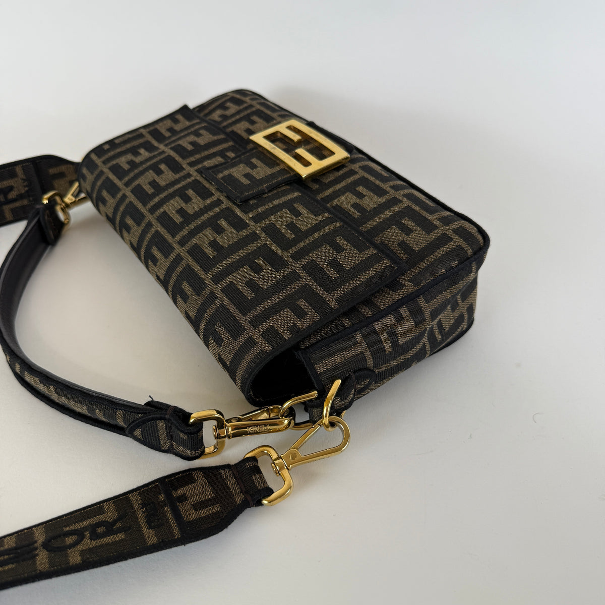 Baguette Medium — FF Jacquard — Gold-Tone Hardware