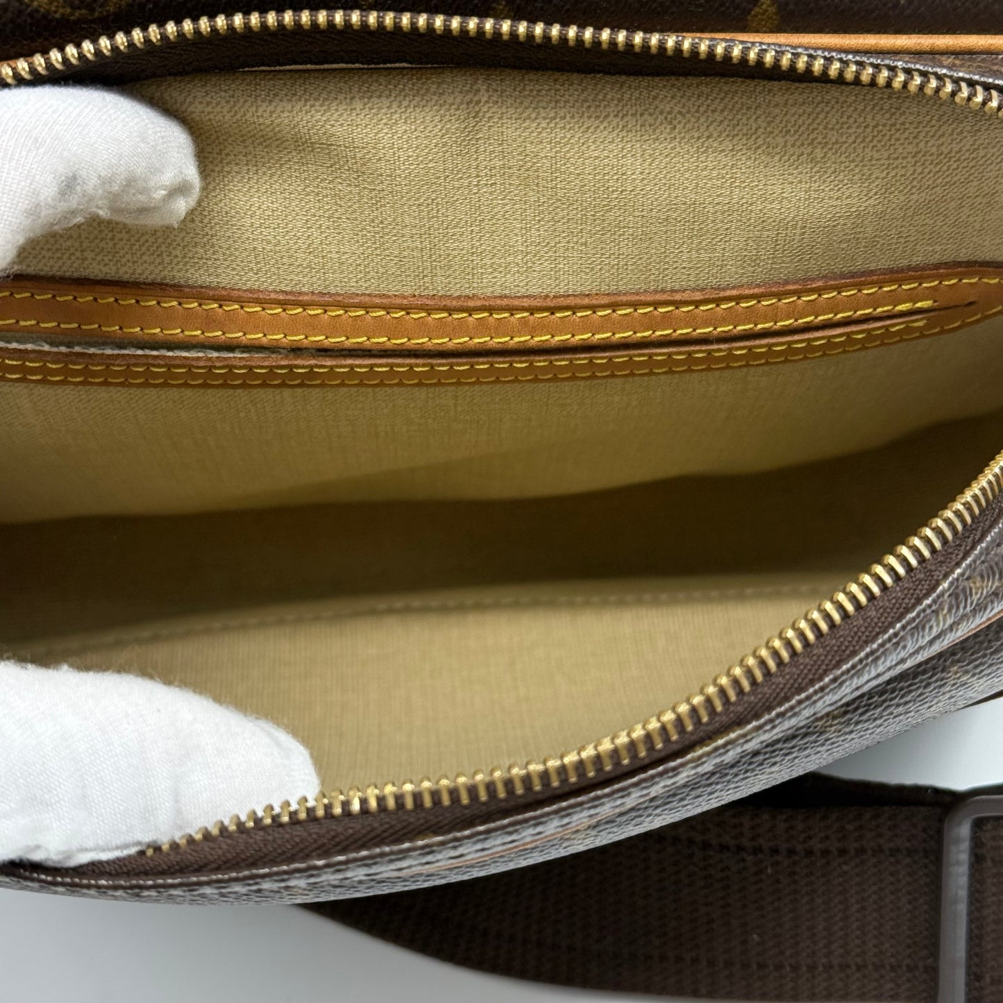 Louis Vuitton – Reporter GM Crossbody Bag