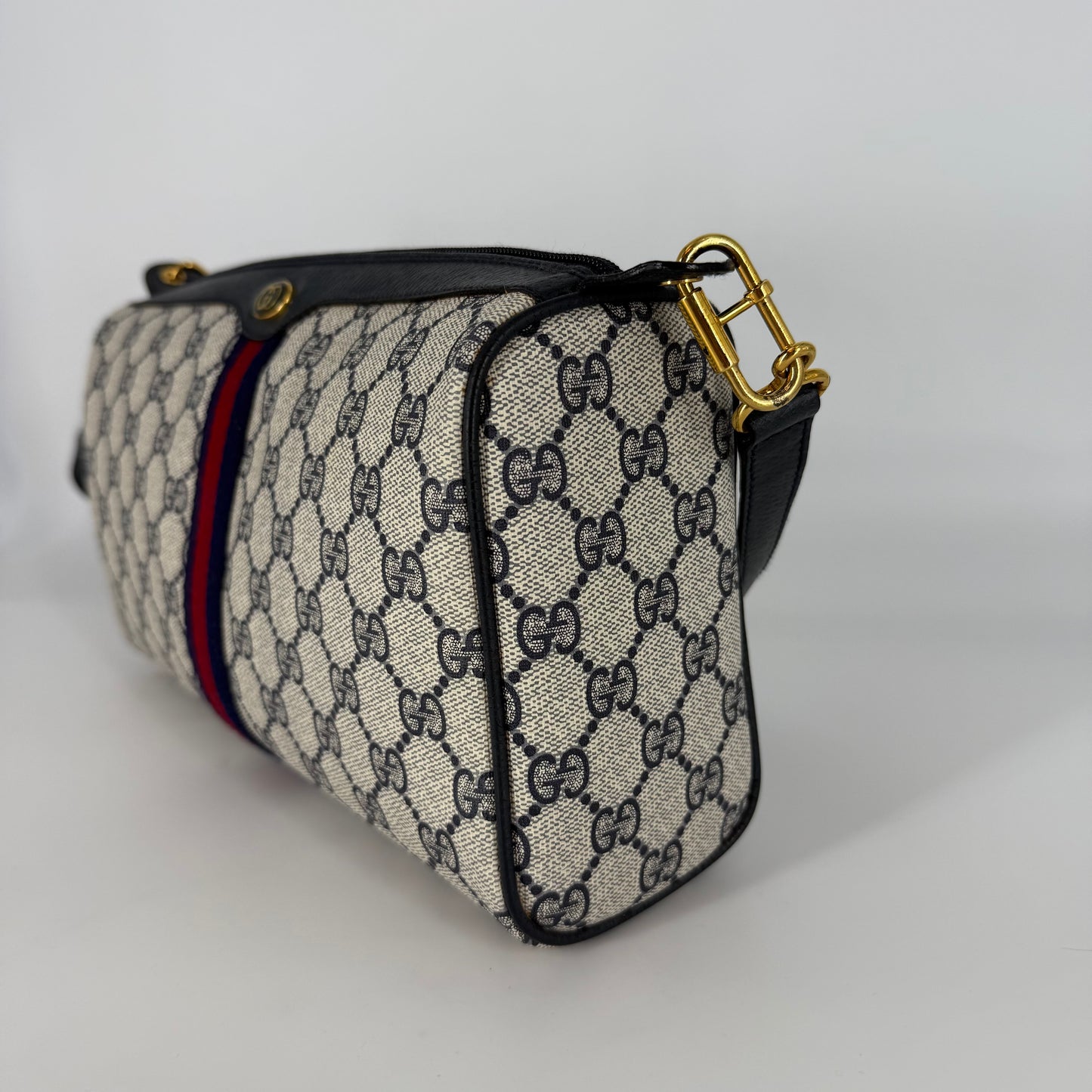 Gucci – GG Supreme Shelly Crossbody Bag