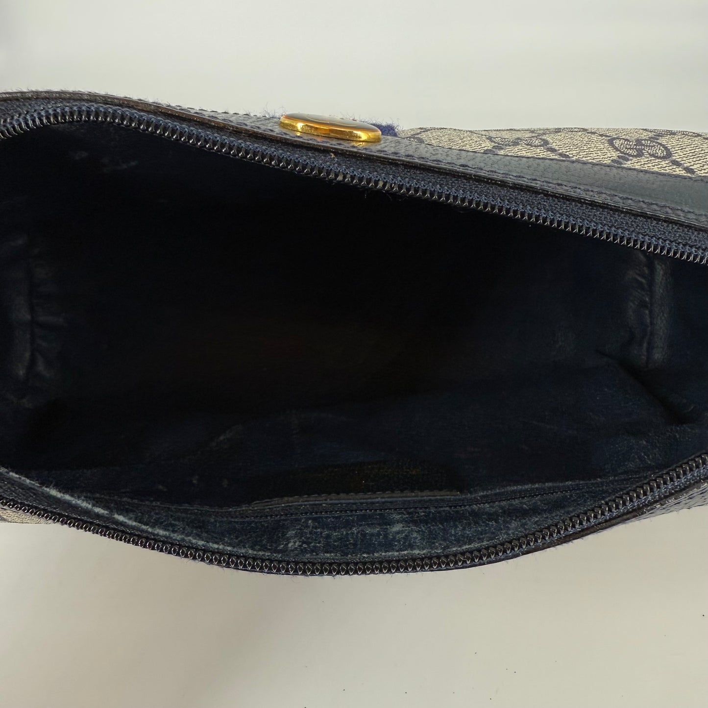 Gucci – GG Supreme Shelly Crossbody Bag