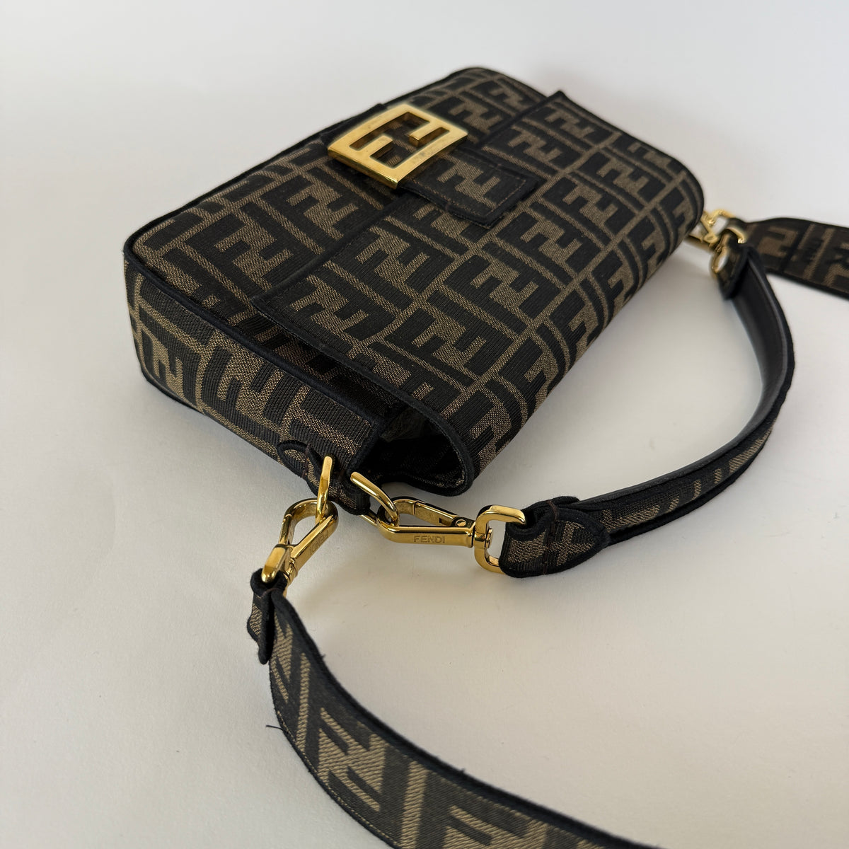 Baguette Medium — FF Jacquard — Gold-Tone Hardware