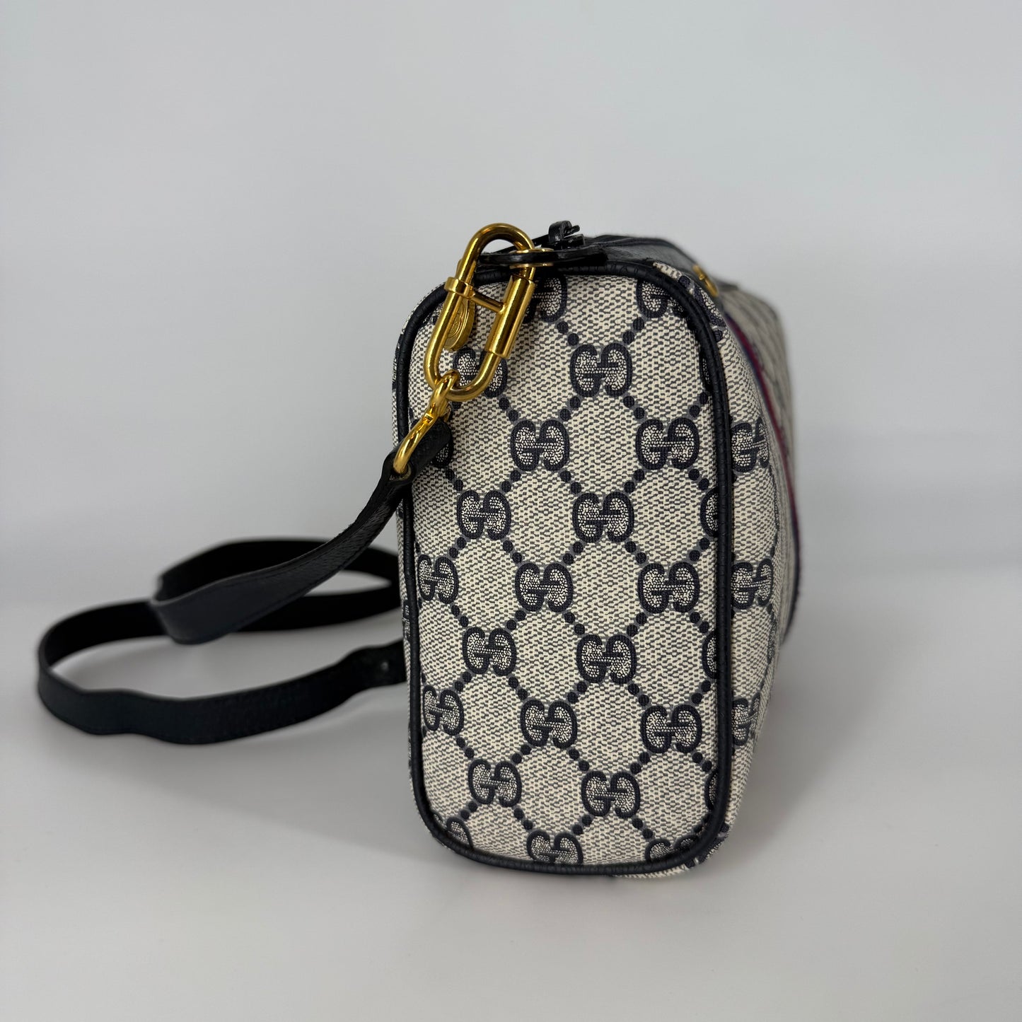 Gucci – GG Supreme Shelly Crossbody Bag