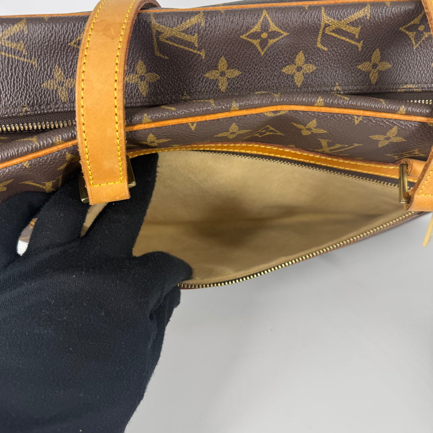 LOUIS VUITTON Cité GM