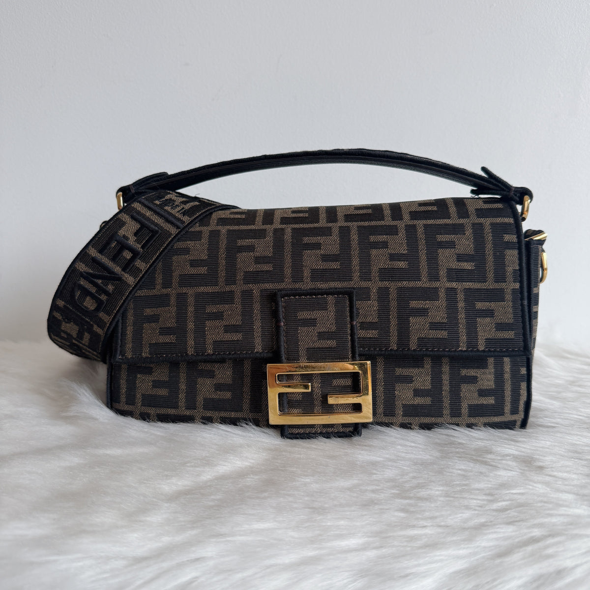Baguette Medium — FF Jacquard — Gold-Tone Hardware