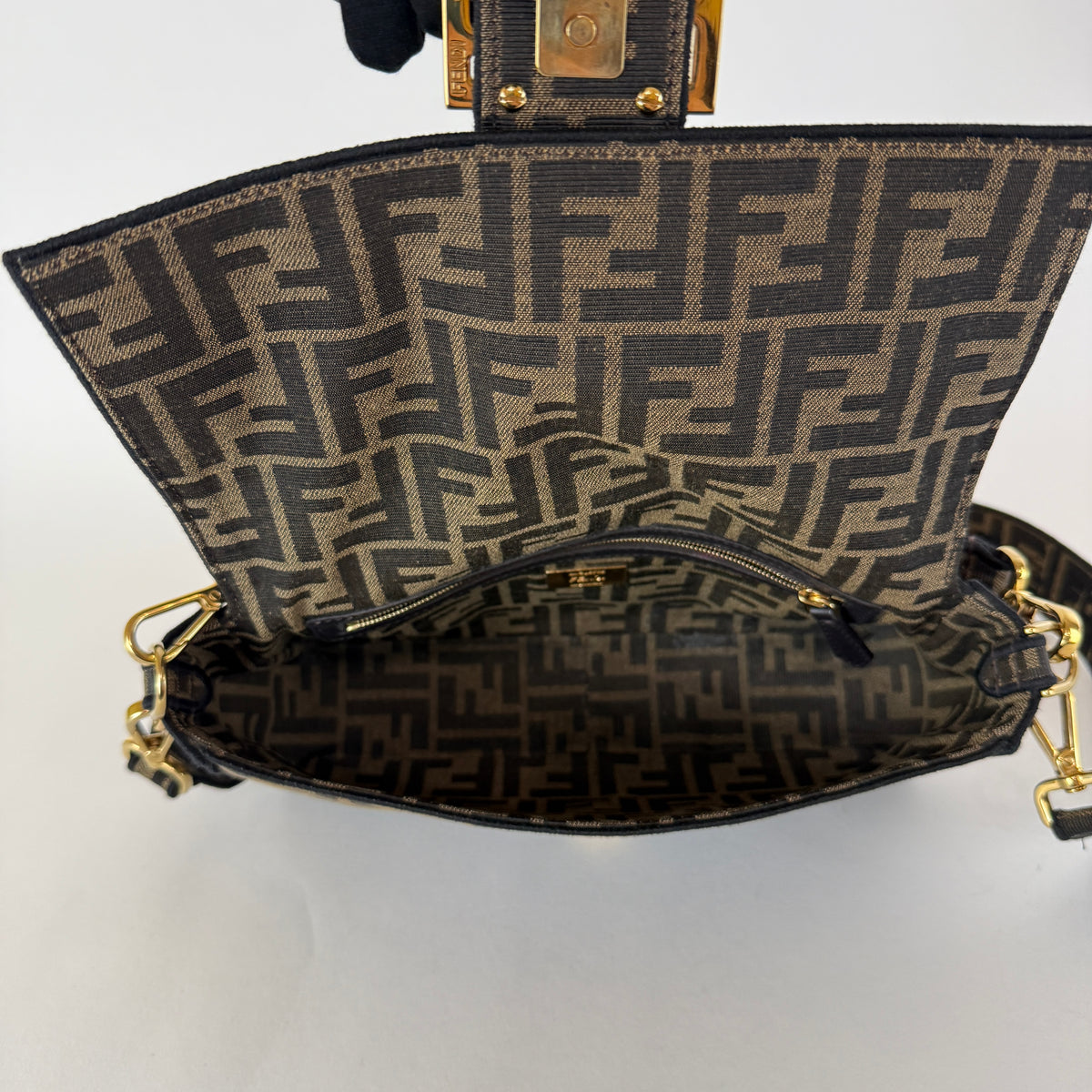 Baguette Medium — FF Jacquard — Gold-Tone Hardware