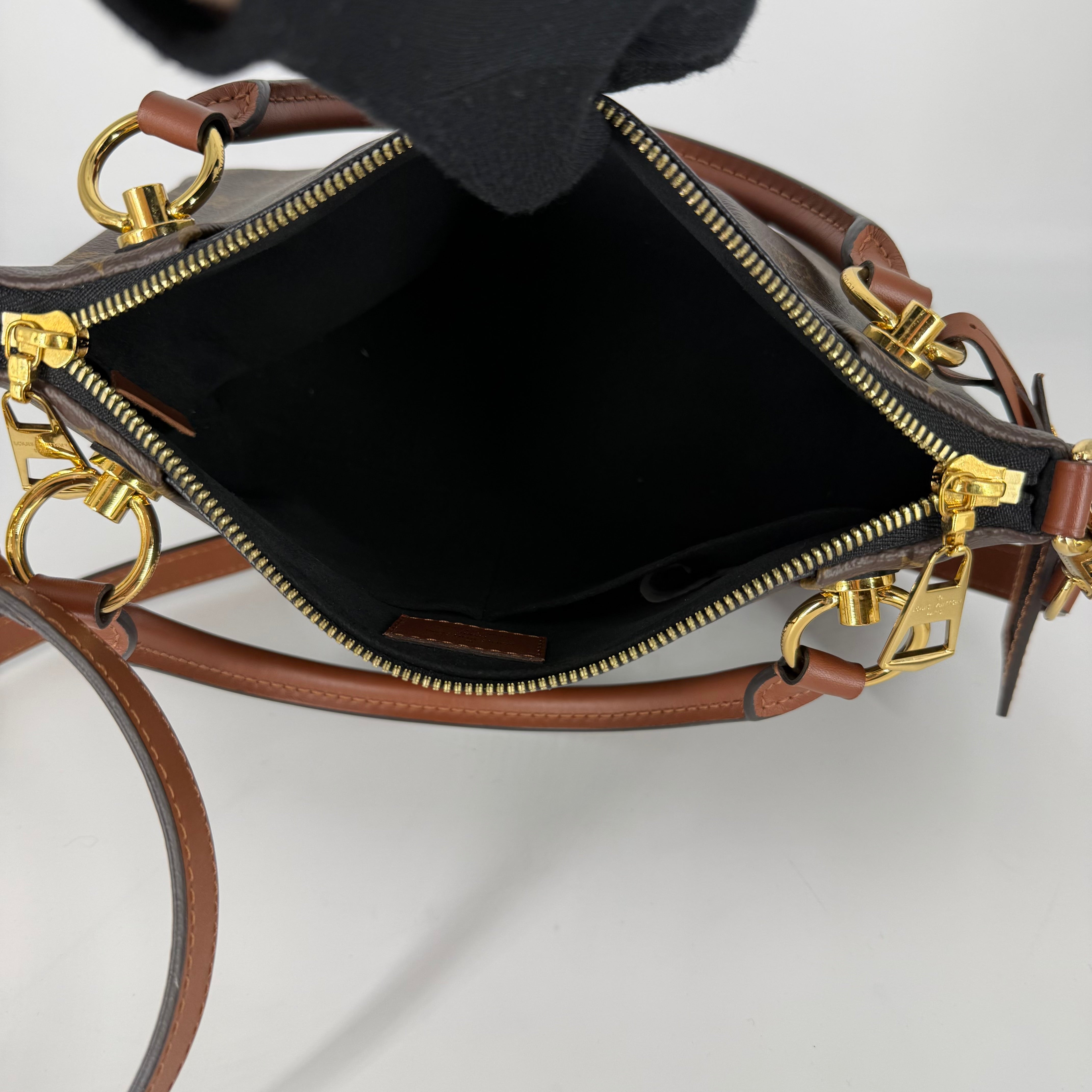 V Tote BB