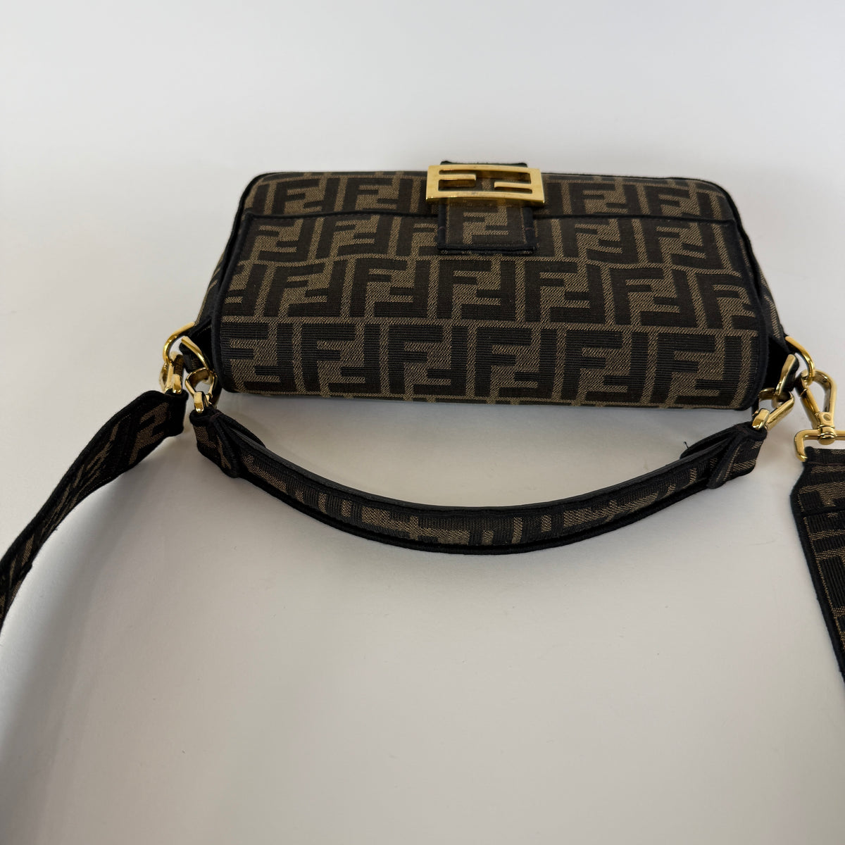 Baguette Medium — FF Jacquard — Gold-Tone Hardware