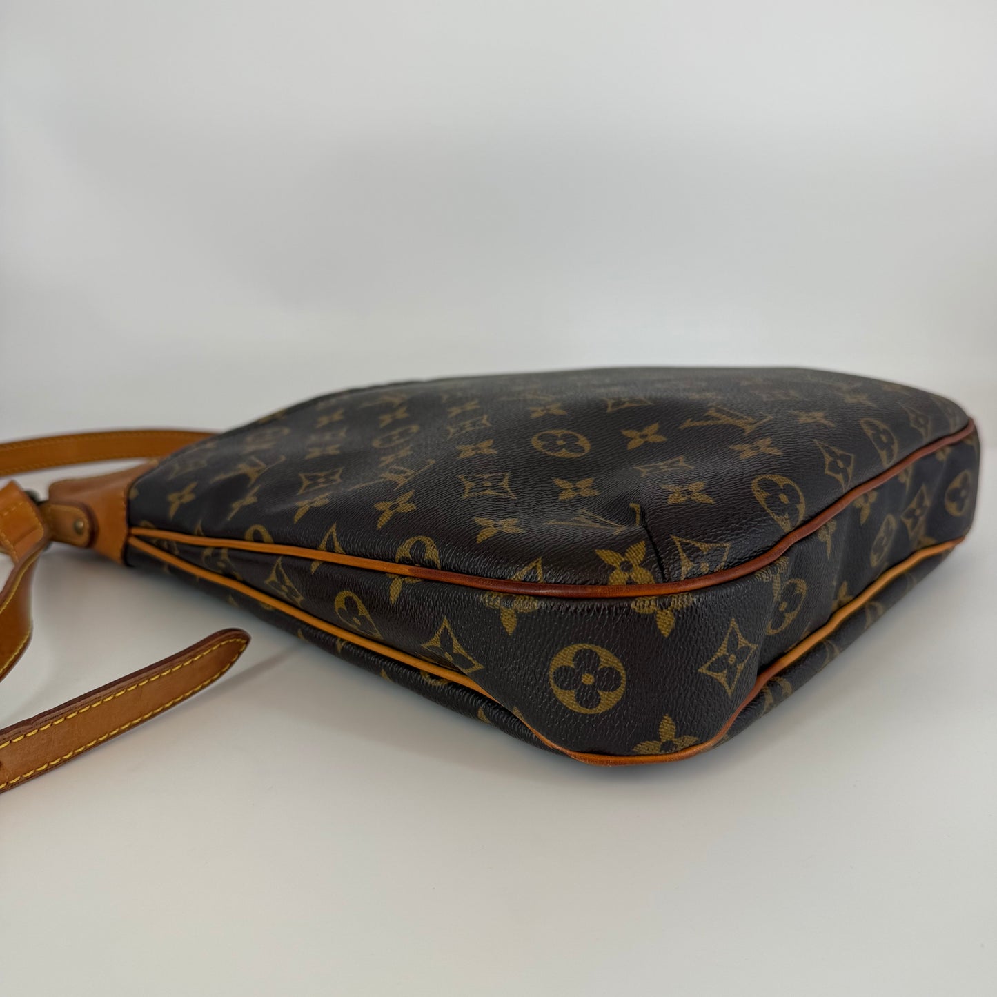 LOUIS VUITTION Odéon MM