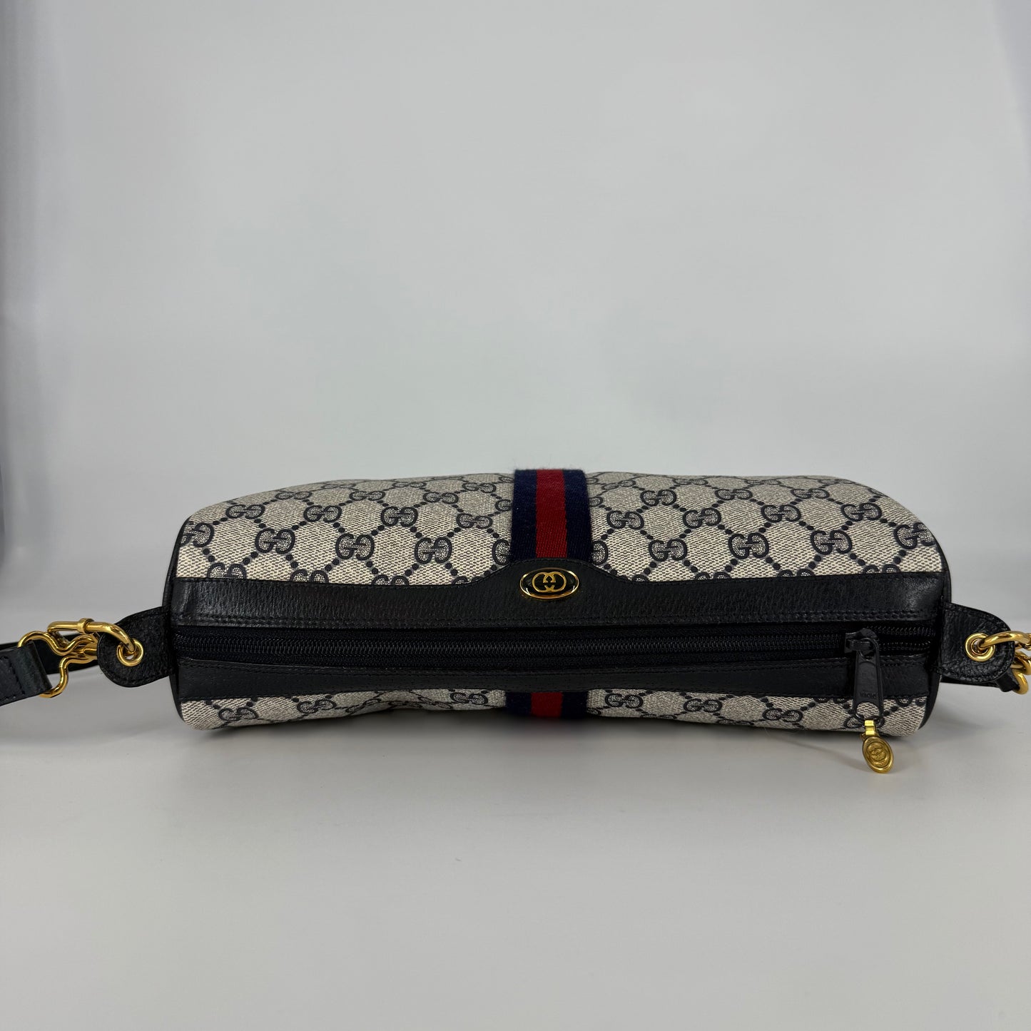Gucci – GG Supreme Shelly Crossbody Bag